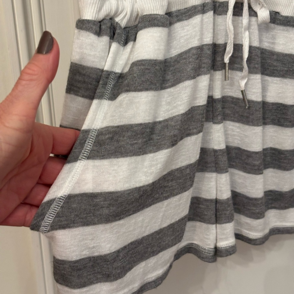 Victoria’s Secret Gray & White Striped Romper Drawstring Size M Pockets Viscose - Picture 3 of 13